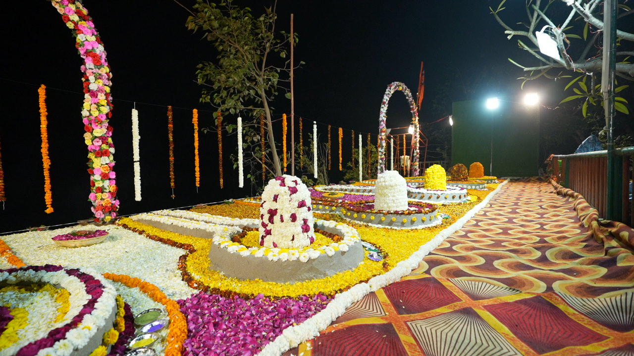 MahaShivratri Parthiv Shivling Beautiful SHivling Mahakal 108 cm tall handmade shivling